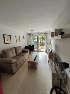 - un salon avec un canapé et un ventilateur dans l'établissement Apartamento Faro Torrox, à Torrox