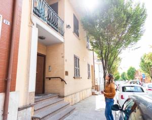 Una donna è in piedi fuori da un edificio di La Casa di Dadà ad Avezzano