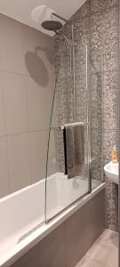 Das Bad ist mit einer Dusche und einer Badewanne ausgestattet. in der Unterkunft Cosy Double Room in Harrogate