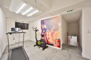 a room with a gym with an exercise bike at 15.Studio#Charenton#Fitness#Cinema in Charenton-le-Pont +9 photos