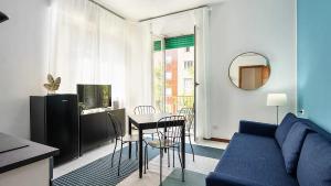 salon z niebieską kanapą i stołem w obiekcie Blue City Paradise - Renovated APT in center Milan w Mediolanie