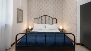 sypialnia z łóżkiem z metalowym zagłówkiem w obiekcie Blue City Paradise - Renovated APT in center Milan w Mediolanie