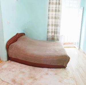 Bett in der Ecke eines Zimmers in der Unterkunft Затишна квартира в центрі Калуша in Kalush