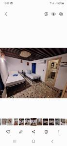 Una foto de una habitación con dos camas. en Riad Fes EL KAID, en Fez