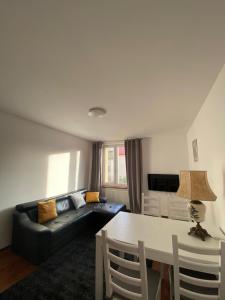 een woonkamer met een bank en een tafel bij Apartament Celna in Nysa