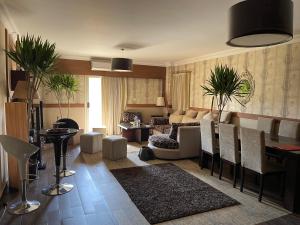 un salon avec un canapé et une table dans l'établissement Luxurious apartment in private compound, in new cairo, au Caire