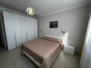 1 dormitorio pequeño con 1 cama en una habitación en Appartamento Anastasia, en Monteroni di Lecce