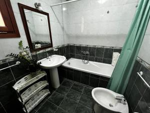 y baño con lavabo, bañera y aseo. en Appartamento Anastasia, en Monteroni di Lecce