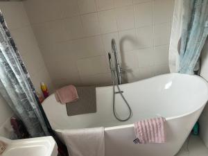 罗金厄姆LN host的浴室设有带淋浴的白色浴缸。