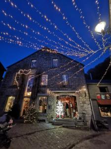 un edificio con luces de Navidad en él en Q-time Barvaux, Durbuy en Durbuy