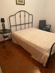 - une chambre avec un lit, une table et une chaise dans l'établissement Casa da Leira, à Resende