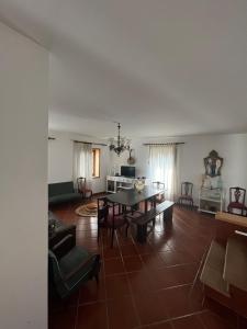 - un salon avec une table et des chaises dans l'établissement Casa da Leira, à Resende