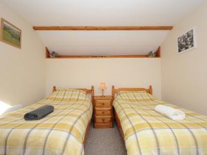 two twin beds in a room with at Poppy's Barn in Launceston