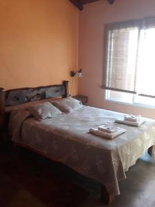 1 dormitorio con 1 cama con 2 toallas en cabañas altos de giardino en Villa Giardino