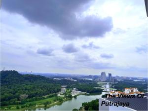 普特拉贾亚View of Putrajaya的以城市为背景的河流景观