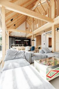 a living room with couches and a table at Premium Ferienhaus Das Farmhaus - Auf den Moselhöhen - Pool, Sauna, Kino, Garten in Lieg