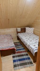 pokój z 2 łóżkami w drewnianym domku w obiekcie Садиба Під Чертежиком w mieście Kolochava
