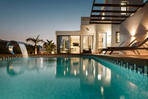 una piscina frente a una casa en Villa Faro, en Playa Blanca