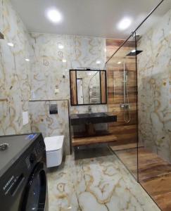 Koupelna v ubytování Apartment in Yerevan On Arghutyan Street
