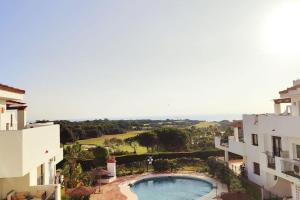 una vista de una piscina entre dos edificios en Apartamento en Birdie Club, en San Roque