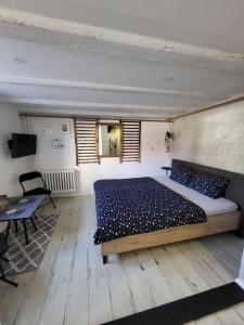 um quarto com uma cama grande e uma mesa em Gondola Apartment em Sarajevo