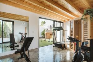 Habitación con gimnasio con cinta de correr y espejo en Villa Faro, en Playa Blanca