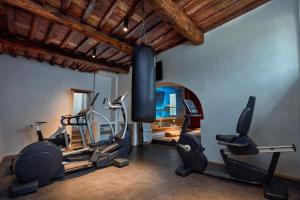 einen Fitnessraum mit Laufbändern und Heimtrainern in einem Zimmer in der Unterkunft La Pesa di Sopra in Radda in Chianti