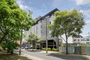 una representación de un edificio en una calle en Hotel Plaza del Lili en Cali