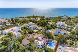 - une vue aérienne sur une maison et l'océan dans l'établissement Villa Leoes by Villa Plus, à Carvoeiro