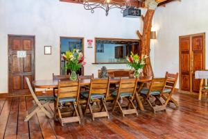 una sala da pranzo con tavolo e sedie in legno di Living Hotel a Nosara