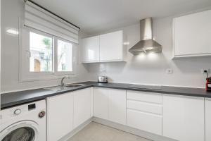 Kuchyňa alebo kuchynka v ubytovaní Spacious 2 Bed Duplex in Aloha Gardens close to Puerto Banus
