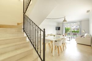 Posedenie v ubytovaní Spacious 2 Bed Duplex in Aloha Gardens close to Puerto Banus