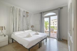 Posteľ alebo postele v izbe v ubytovaní Spacious 2 Bed Duplex in Aloha Gardens close to Puerto Banus