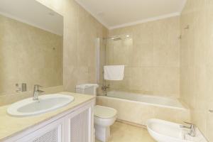 Kúpeľňa v ubytovaní Spacious 2 Bed Duplex in Aloha Gardens close to Puerto Banus
