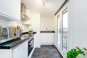 Kuchyň nebo kuchyňský kout v ubytování Twickenham Apartments by Charles + 1 fotografie