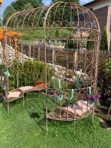 豪斯的住宿－Chalet Alma，花园内种满鲜花的金属凉亭