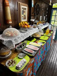 um buffet com muitos tipos diferentes de comida em uma mesa em Marema Pousada na Ilha do Mel