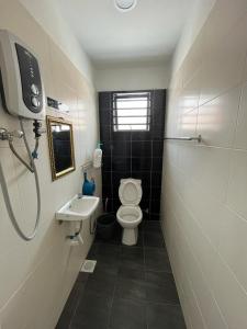 Kampong Bukit Beruang的住宿－ZR HOLDFAST HOMESTAY BUKIT KATIL MELAKA，一间带卫生间和水槽的小浴室