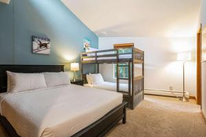 1 dormitorio con 1 cama y 1 litera en Adventure awaits in cozy retreat between Vail and Beaver Creek en Vail
