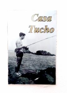 Ein Mann, der mit dem Text auf dem Meer fischt Casa tucuca in der Unterkunft Casa Tucho en Anaga Reserva de la Biosfera - Naturaleza-Surf-Gastronomía local-Paz y Wifi in Santa Cruz de Tenerife