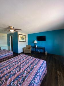 Habitación de hotel con 2 camas y TV de pantalla plana. en La Hacienda Hotel, en Laredo