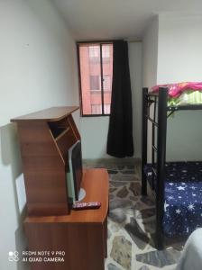 a bedroom with a desk with a computer and a bunk bed at Apartamento 4 Habitaciones Sector Estrato 5 Laureles in Medellín