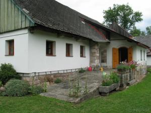 una casa bianca con tetto nero e cortile di Chalupa Jestřebí a Velké Svatoňovice