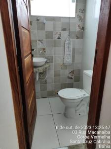 een badkamer met een toilet en een wastafel bij Lindo Apê em Coroa Vermelha BA in Santa Cruz Cabrália