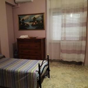 1 dormitorio con 1 cama, vestidor y ventana en LT di Tiziana e Rossana, en Tivoli Terme