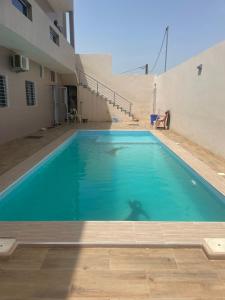 una piscina en medio de un edificio en Mondialaw, en Toubab Dialaw