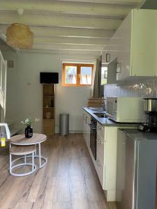 cocina con mesa y mesa pequeña en Appartement en campagne, en Berville-sur-Mer