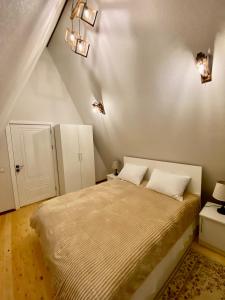 um quarto com uma cama grande num sótão em Lerik House em Lerik