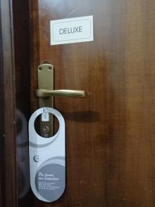 un dispositivo en una puerta con una señal en ella en ITALIAN Bed Breakfast en Paglieta