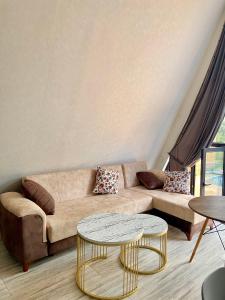 uma sala de estar com um sofá e uma mesa em Lerik House em Lerik
